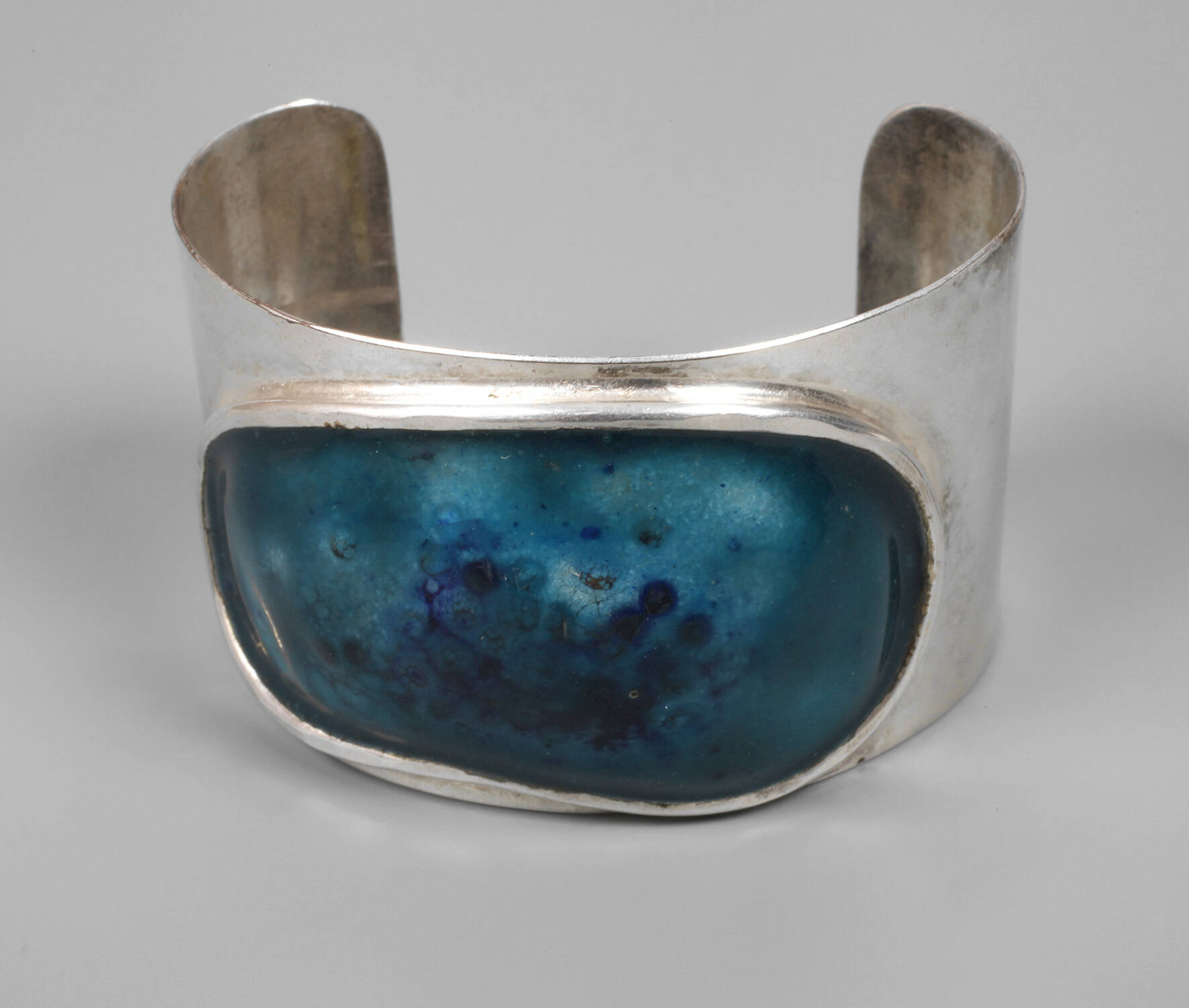 Jacob Hull, Silberarmspange mit Emailleeinlage