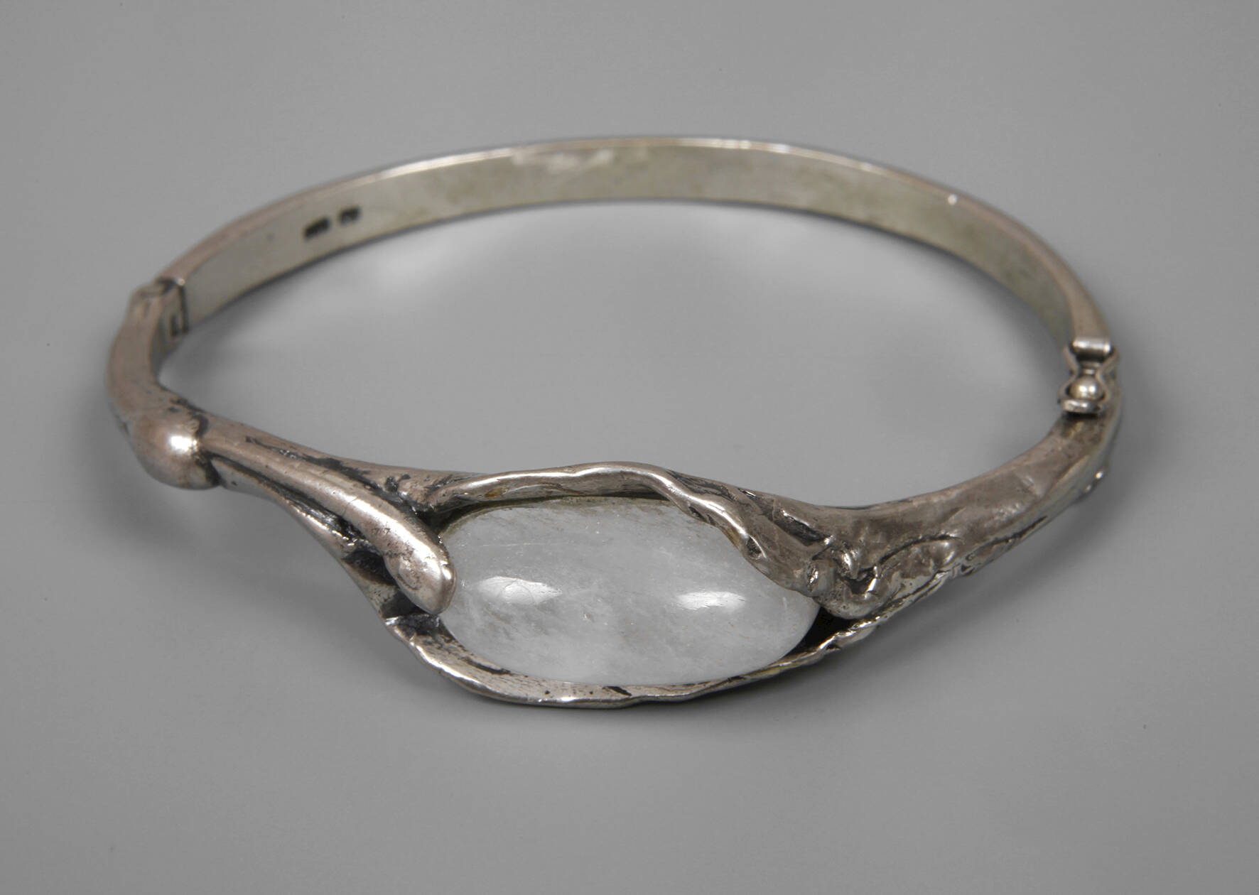 Designarmreif mit Bergkristall