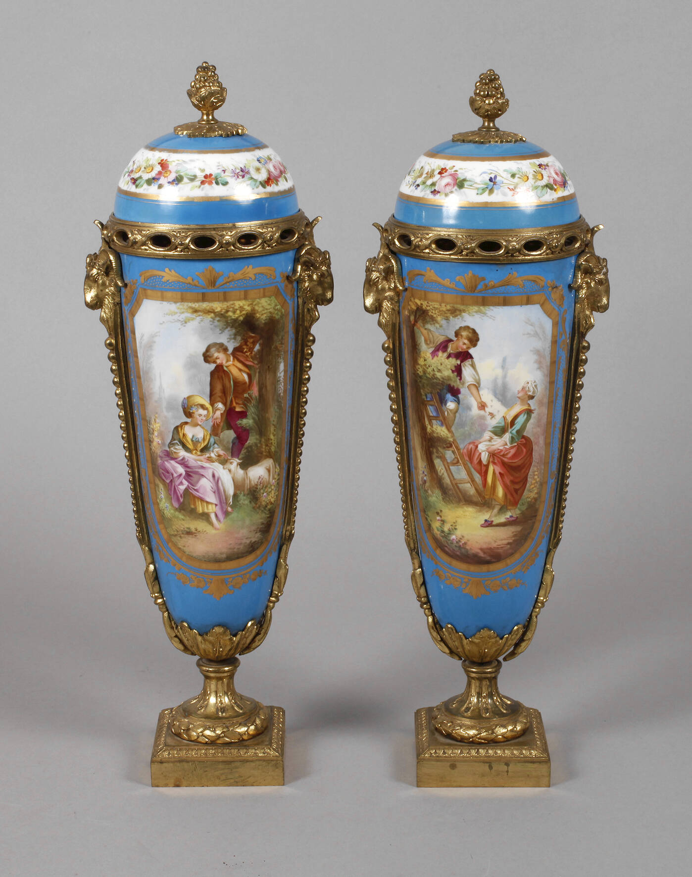 Frankreich Paar prunkvolle Potpourri-Deckelvasen