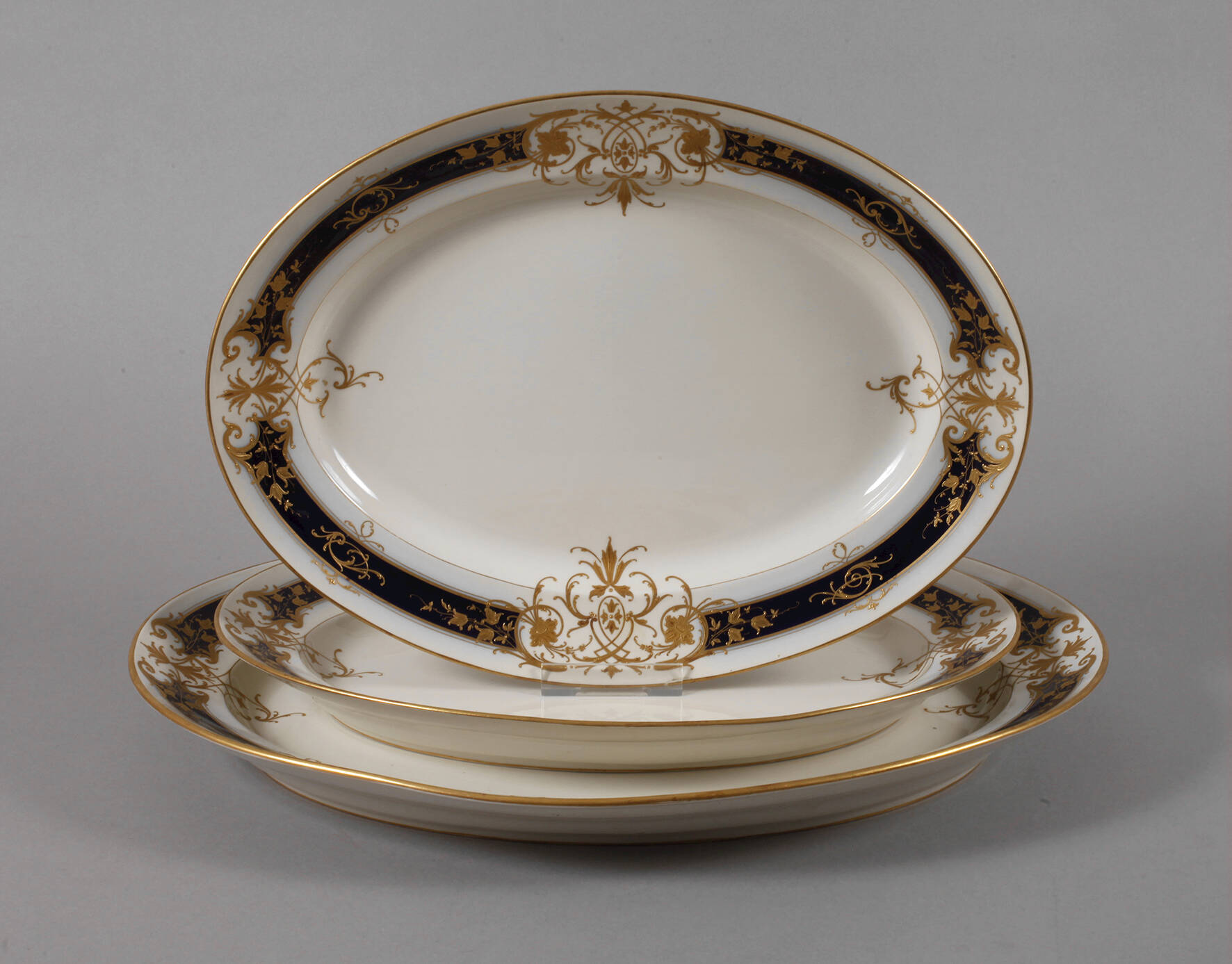 KPM Berlin drei große Vorlegeplatten Reliefgold