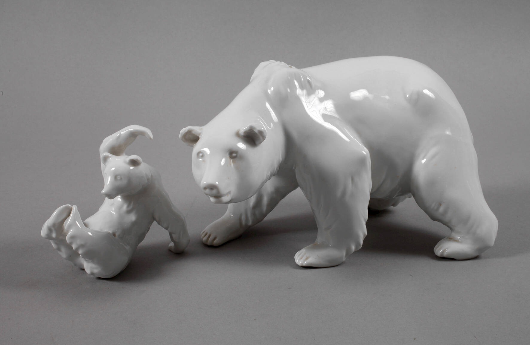 KPM Berlin "Schreitender Bär" und ”Bär, spielend”