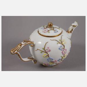 Meissen barockes Kännchen und zwei Tassen Prunusrelief