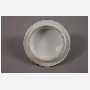 Meissen barockes Kännchen und zwei Tassen Prunusrelief