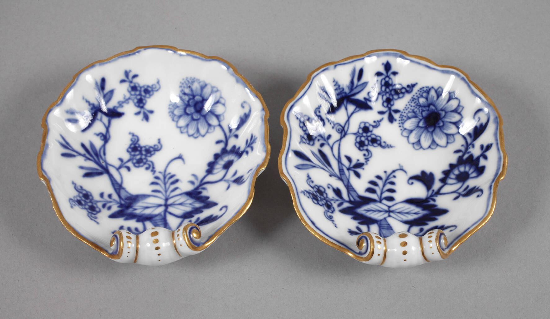 Meissen Paar kleine Muschelschalen "Zwiebelmuster"