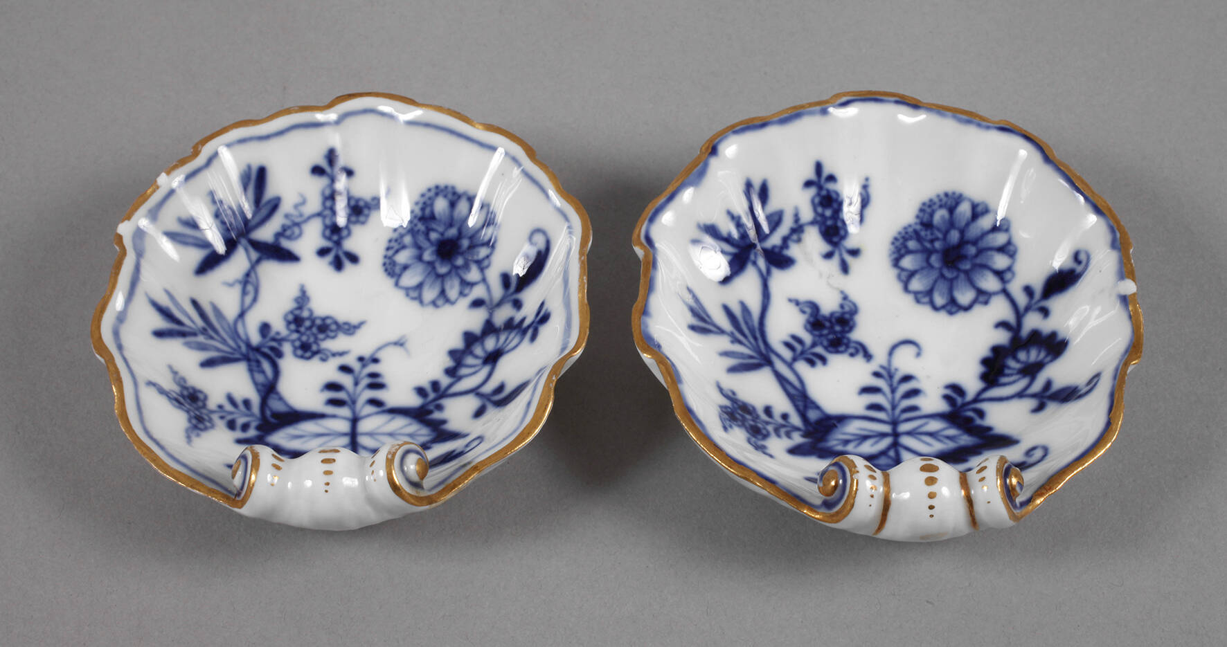Meissen Paar kleine Muschelschalen "Zwiebelmuster"