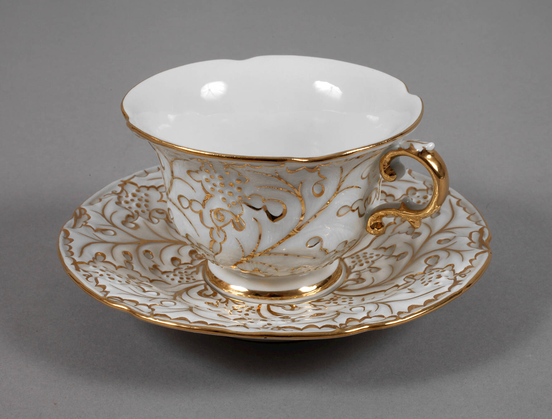 Meissen Prunktasse Stechpalmenrelief