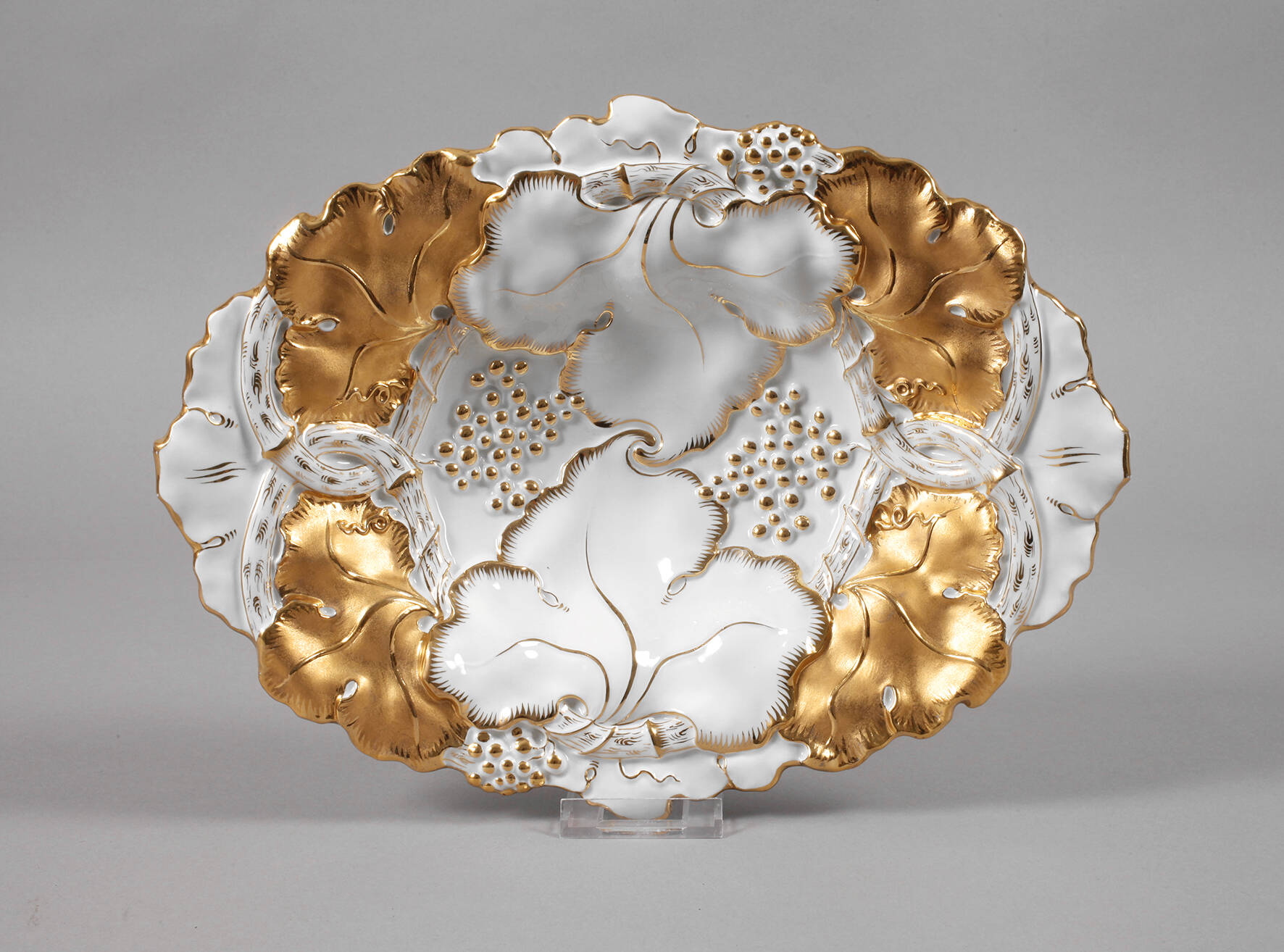 Meissen ovale Prunkschale Weinrankenrelief
