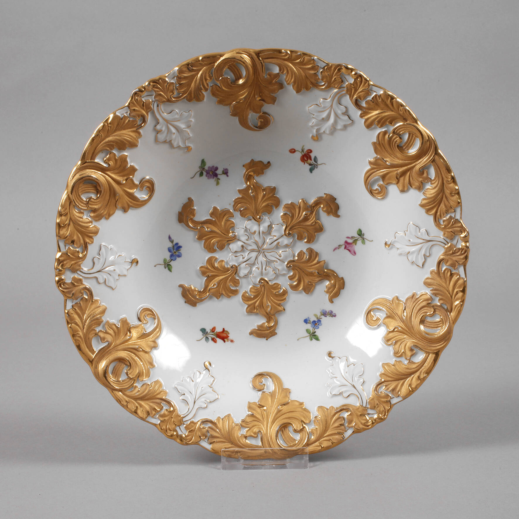 Meissen Prunkschale Streublümchendekor