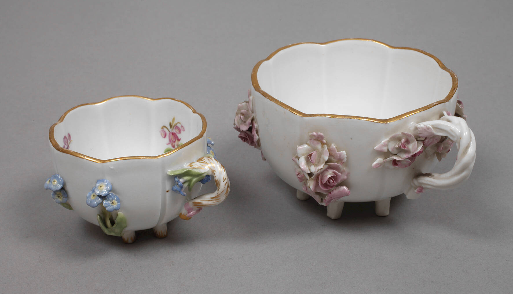 Meissen zwei Tassen Blütenbesatz