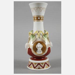 Nymphenburg Vase mit Künstlerbüsten