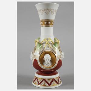 Nymphenburg Vase mit Künstlerbüsten