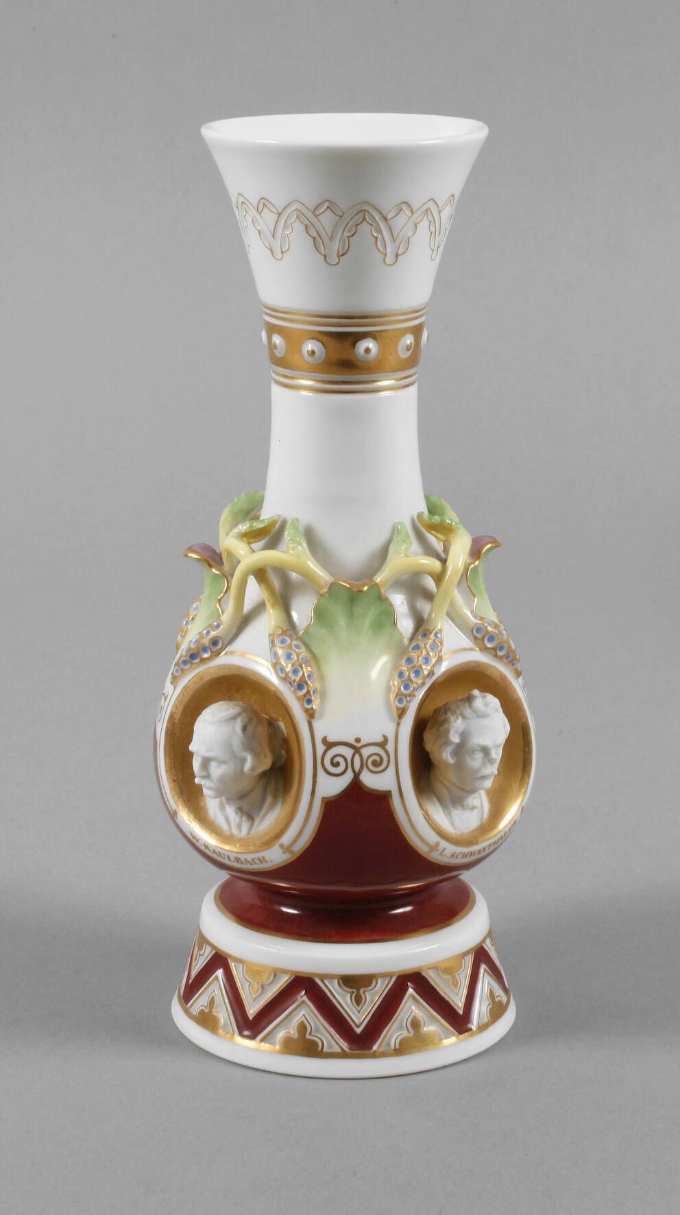 Nymphenburg Vase mit Künstlerbüsten