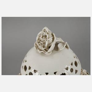 Nymphenburg Potpourrivase mit Blumenbesatz