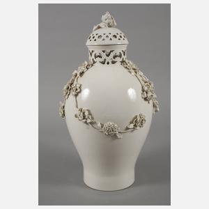 Nymphenburg Potpourrivase mit Blumenbesatz