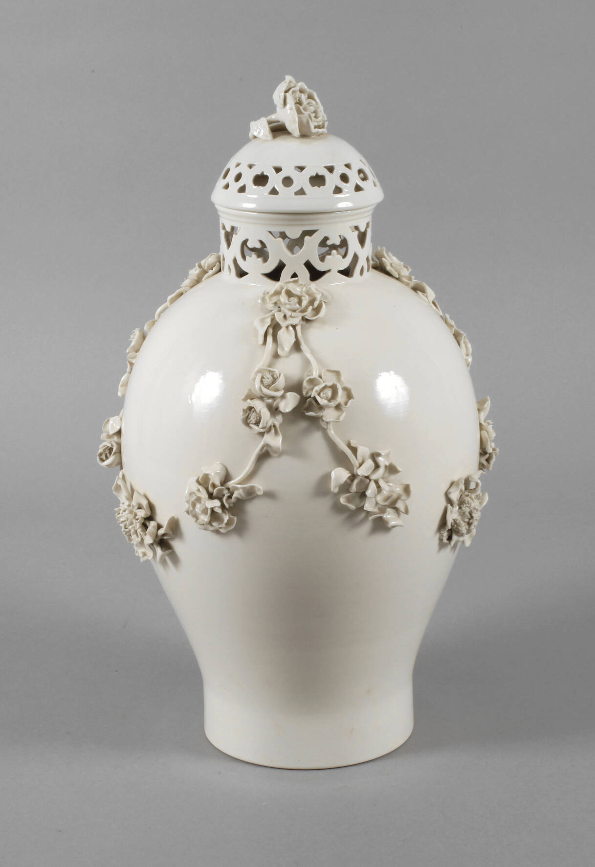 Nymphenburg Potpourrivase mit Blumenbesatz