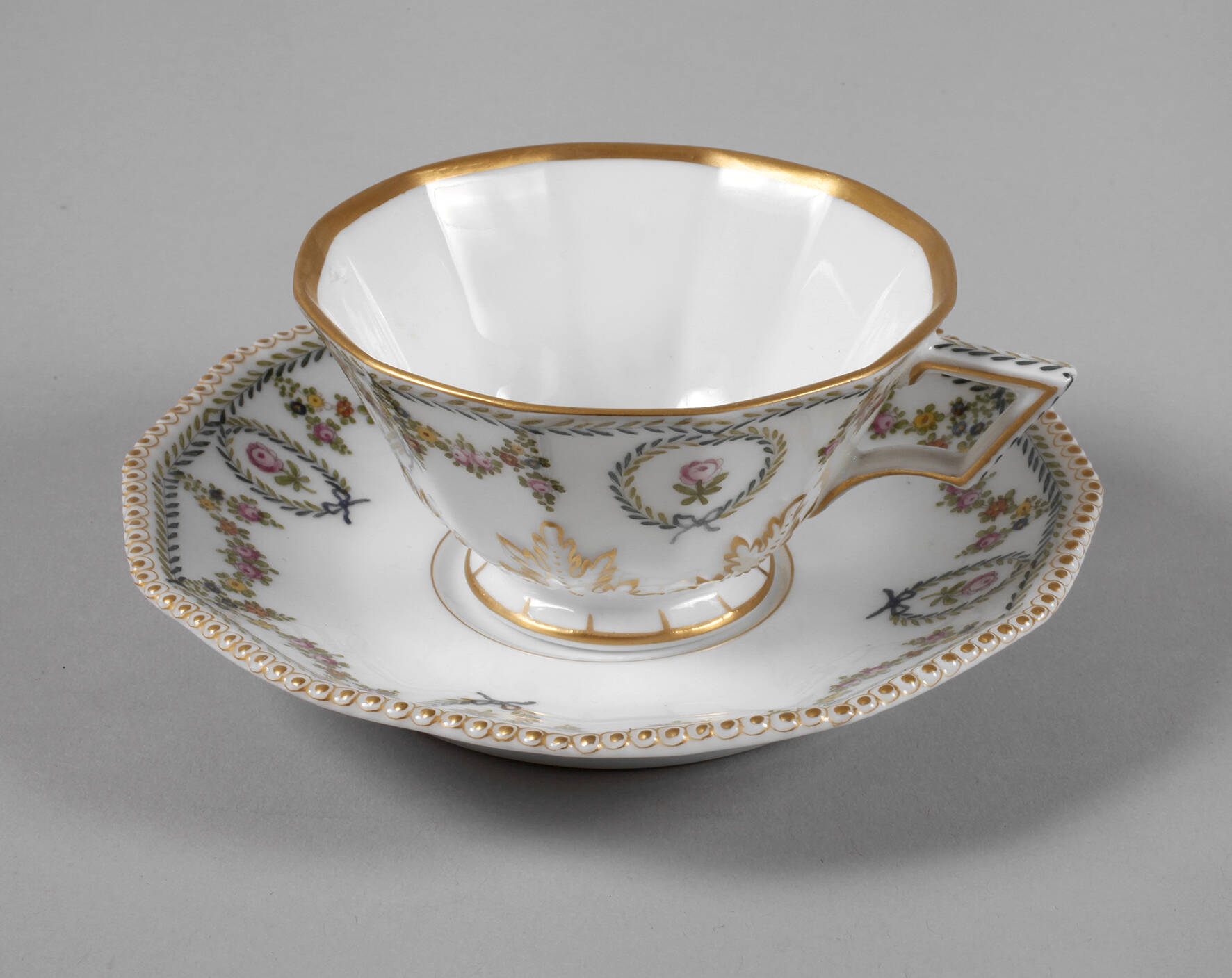 Nymphenburg Teetasse mit Untertasse "Perl"