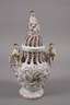 Volkstedt figürliche Potpourri-Deckelvase