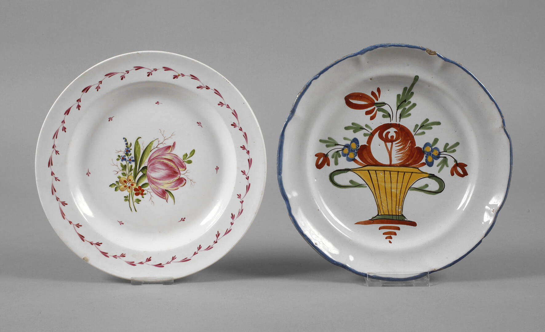 Zwei Fayenceteller
