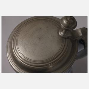 Nürnberger Fayence-Walzenkrug mit Heiligenfigur