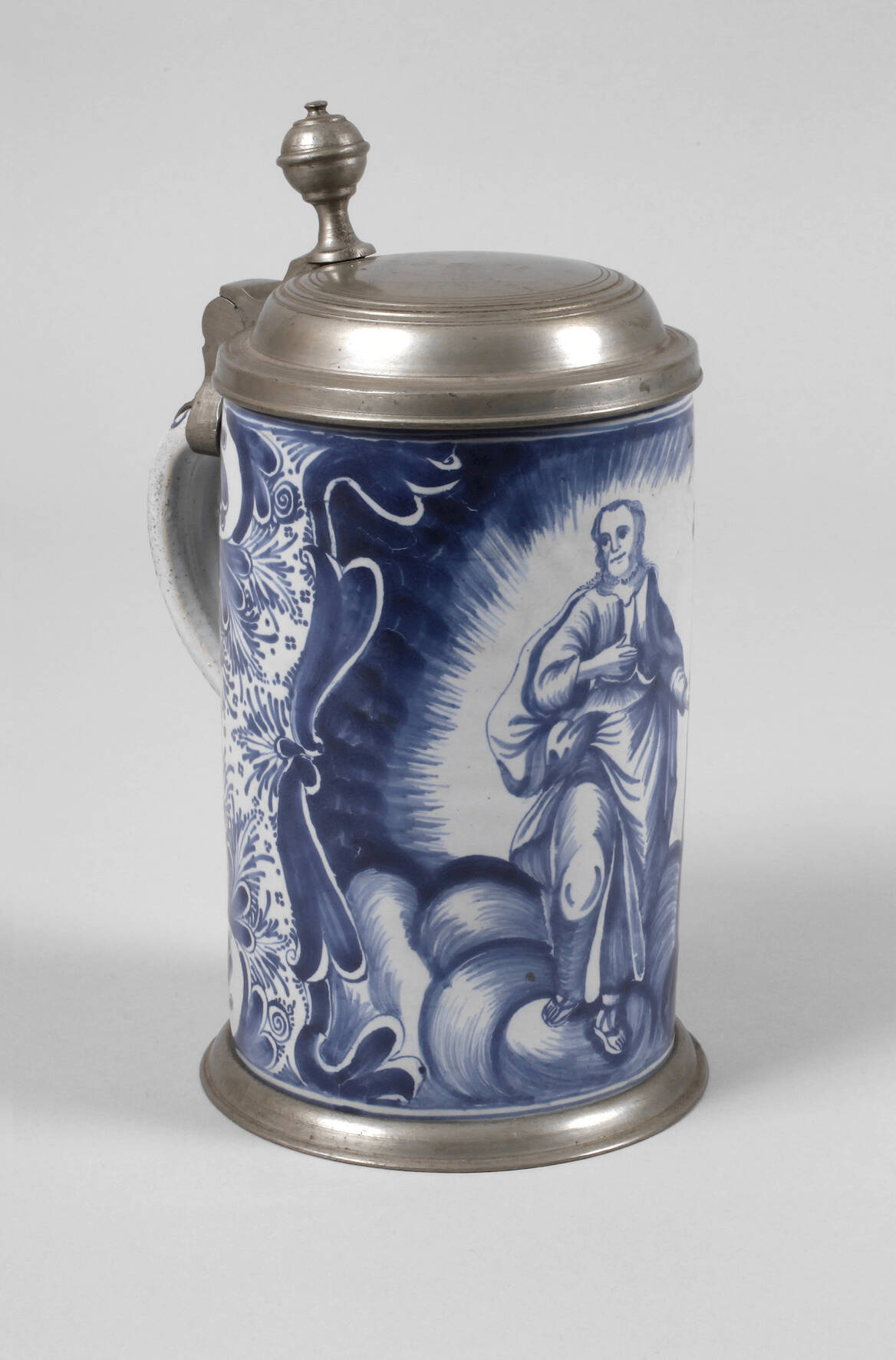 Nürnberger Fayence-Walzenkrug mit Heiligenfigur