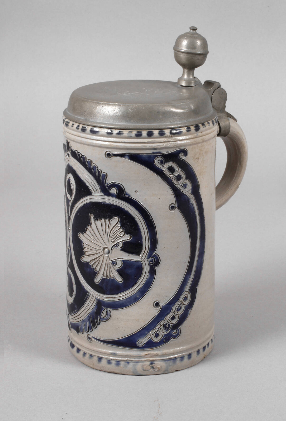 Massiver Westerwälder Ritzkrug