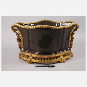 Übergroße Jardiniere mit Montierung