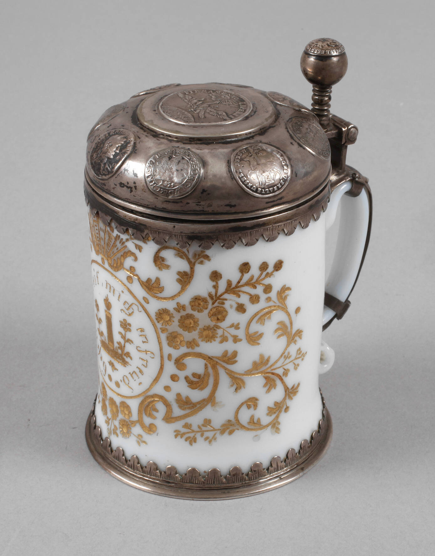 Seltener Opalglaskrug mit Münzdeckel