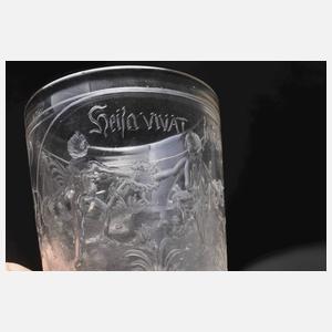 Barockes Becherglas mit tanzenden Putten