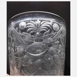 Barockes Becherglas mit tanzenden Putten