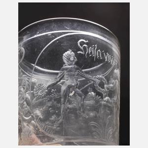 Barockes Becherglas mit tanzenden Putten