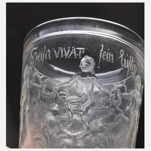 Barockes Becherglas mit tanzenden Putten