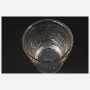 Barockes Becherglas mit tanzenden Putten