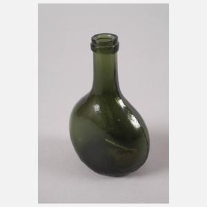 Drei kleine Weinflaschen