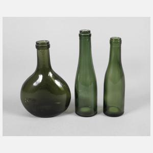 Drei kleine Weinflaschen
