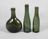 Drei kleine Weinflaschen