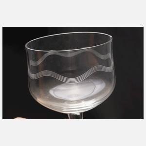 Sechs Weingläser Wellendekor