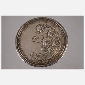 Silberplakette Amor im Muschelwagen