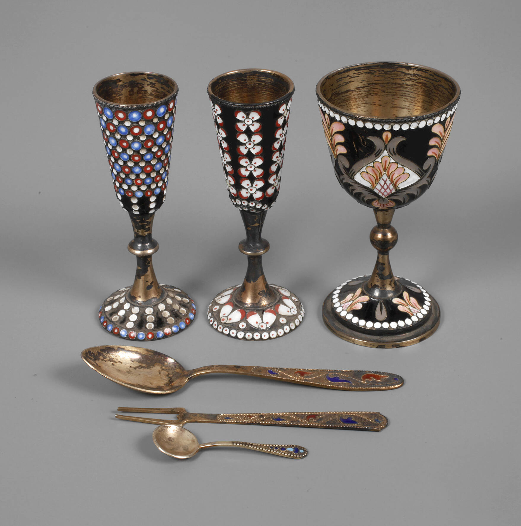 Russland drei Wodkabecher und drei Besteckteile