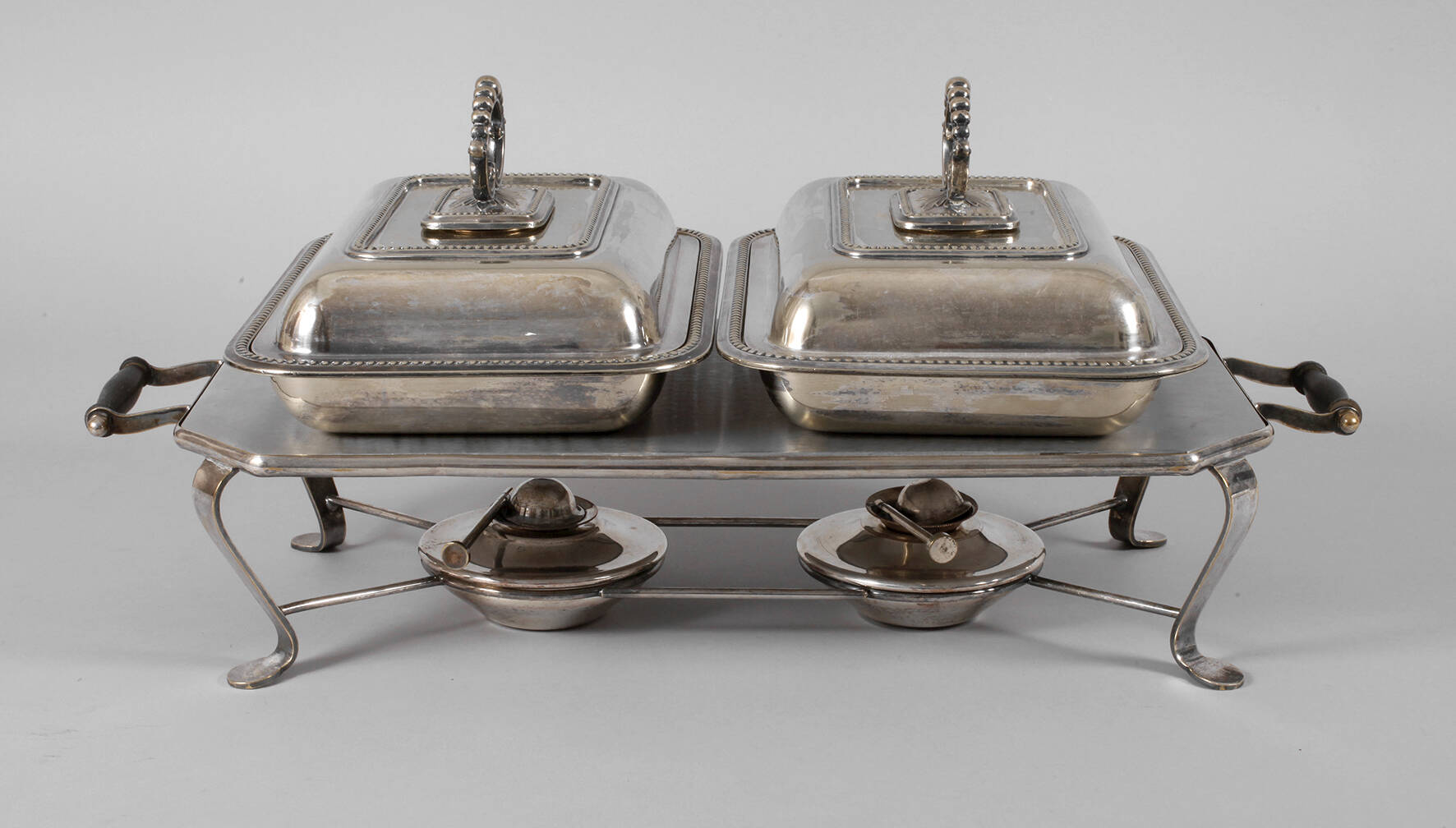 Zwei Tafelschüsseln mit Warmhalteplatte