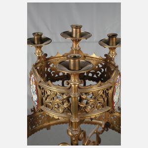 Übergroßer neogotischer Leuchter