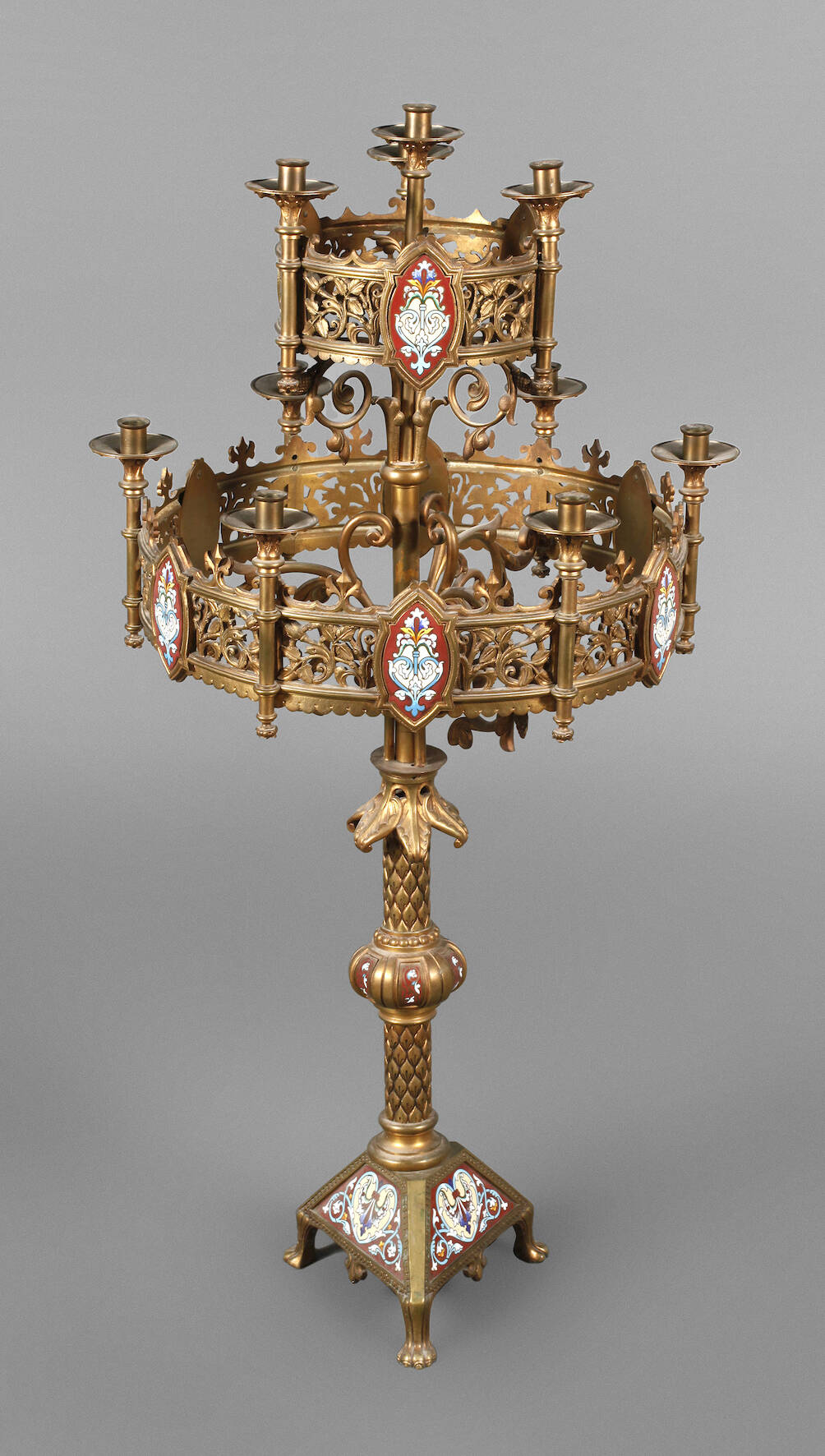 Übergroßer neogotischer Leuchter