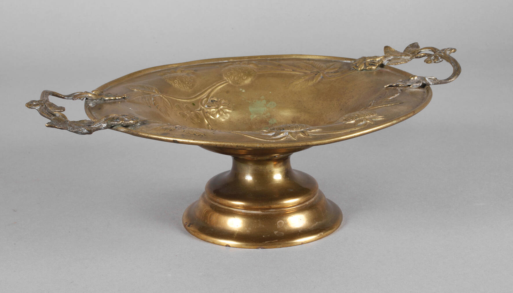 Fußschale Messing mit Erdbeerdekor