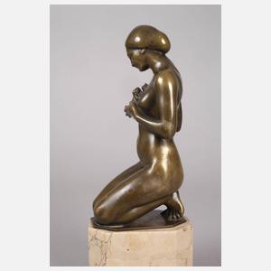 Kniender Damenakt mit Froschkönig