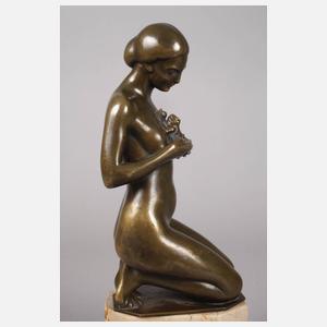 Kniender Damenakt mit Froschkönig