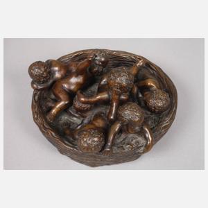 Körbchen mit spielenden Putten