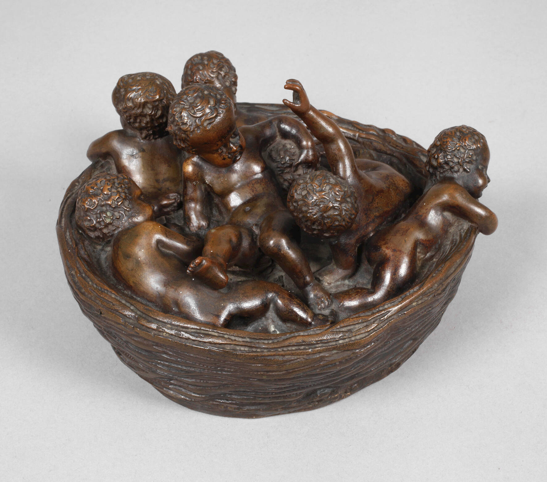 Körbchen mit spielenden Putten