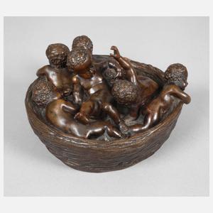 Körbchen mit spielenden Putten