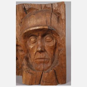 Halbplastisches Holzrelief mit Soldaten