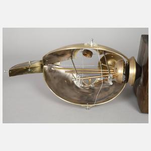 Installation als beleuchteter Roboterkopf