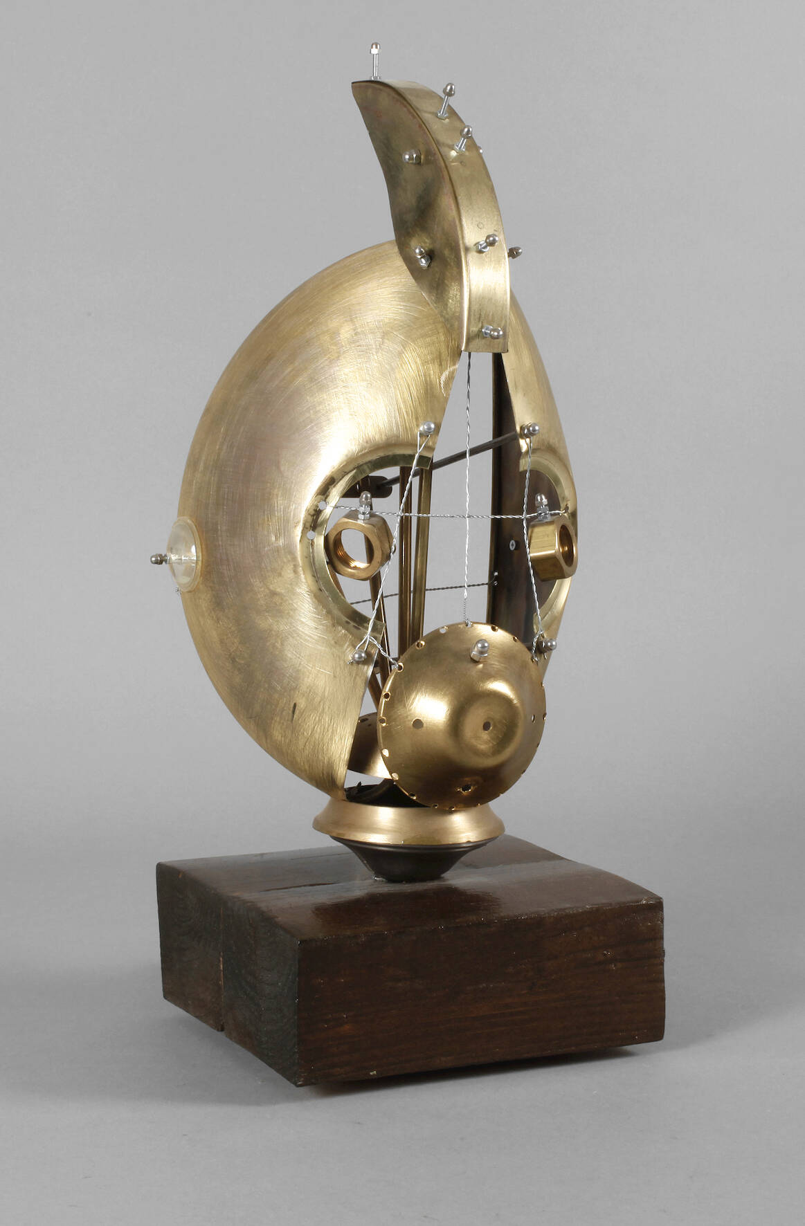 Installation als beleuchteter Roboterkopf